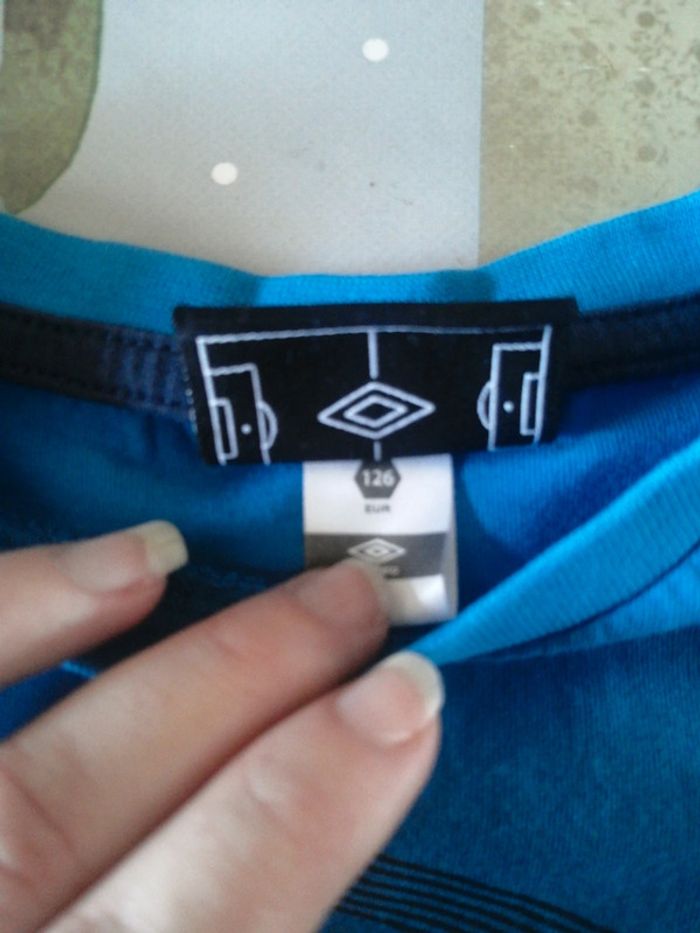 Tee shirt manche courte Umbro T. 126cm - photo numéro 4