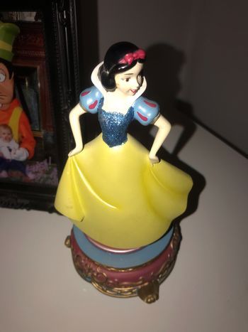 Figurine musicale princesse DisneyLand Paris blanche Neige .