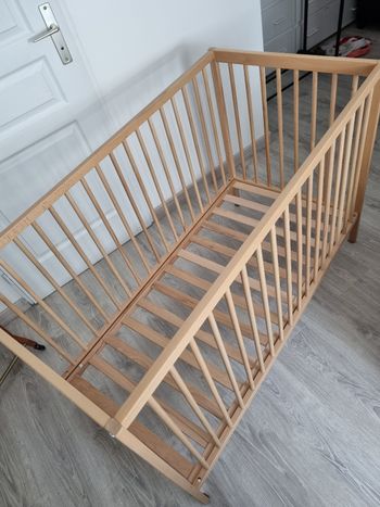 Lit bébé + matelas. État neuf.