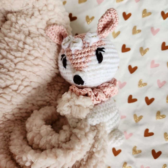 Doudou câlin lange Huguette la Bichette en crochet fait main cadeau de naissance anniversaire personnalisable - photo numéro 2