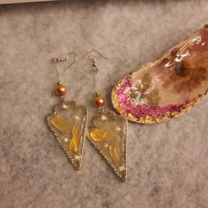 Boucles d'oreilles pendante résine avec coupelle - photo numéro 2