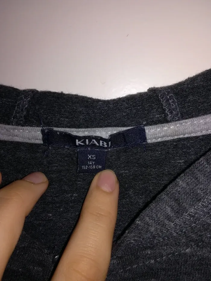 Gilet gris à capuche et fermeture, Kiabi, taille XS, très bon état - photo numéro 3