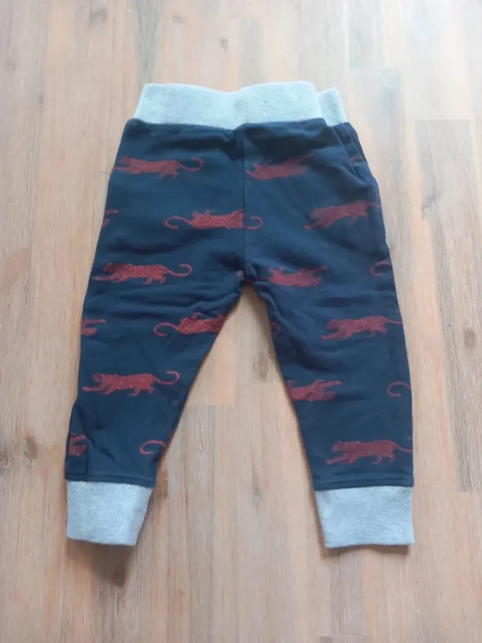 Pantalon bébé Dirkje – 12 mois – Tigres rouges – Très bon état