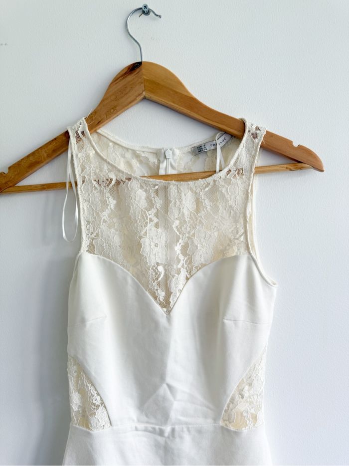 Robe élégante chic moulante sans manches blanche avec dentelle crème Zara trafaluc taille 36 S - photo numéro 2