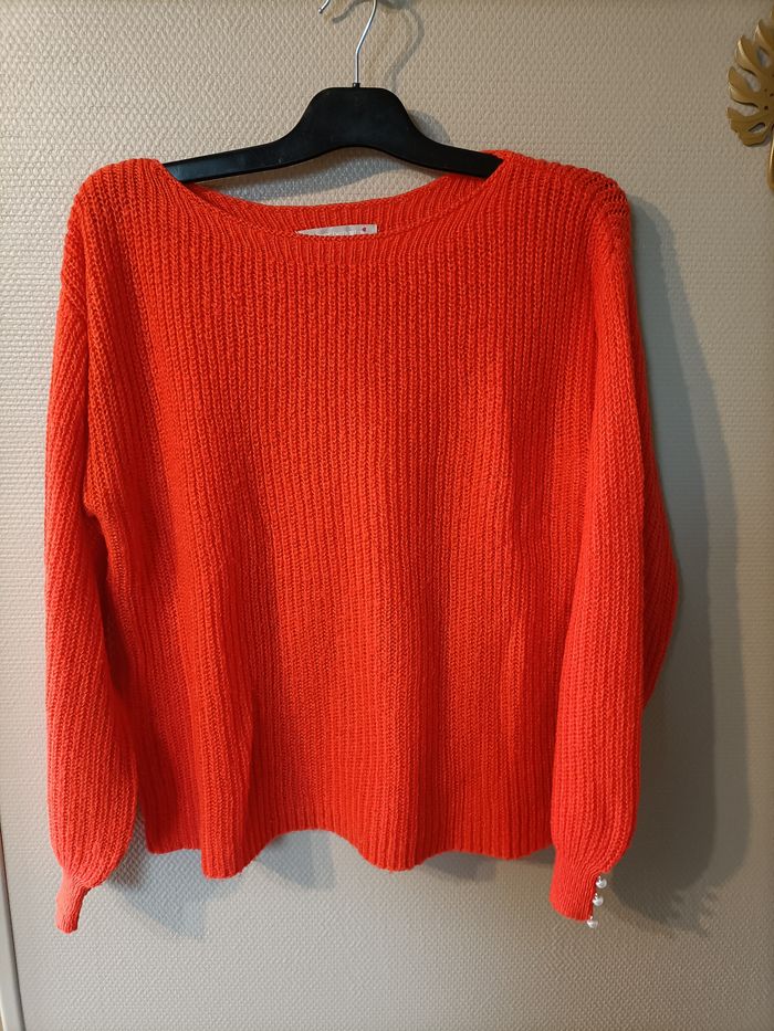 Pull uni orange avec perles aux manches