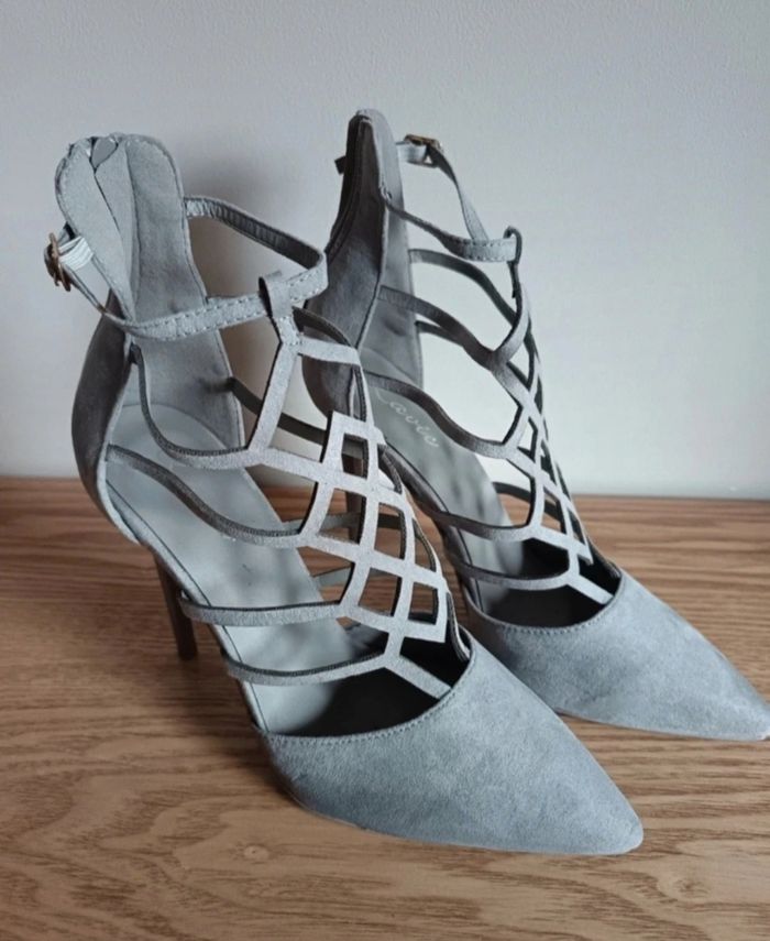 Paire escarpins ouverts gris