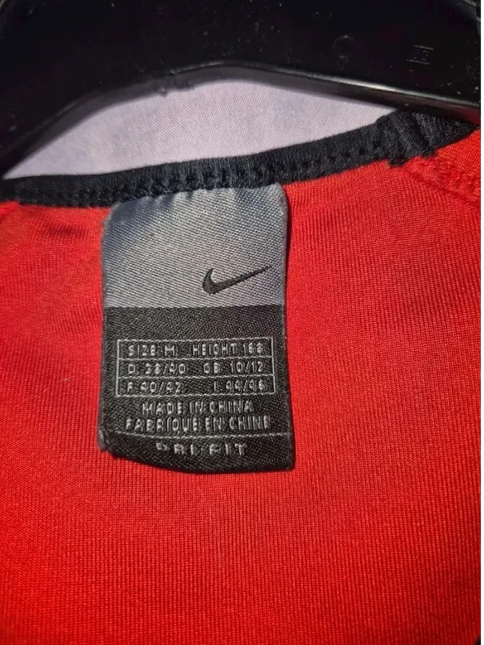 T-shirt  Nike rouge, taille M,  enfant,  excellent  état. - photo numéro 3