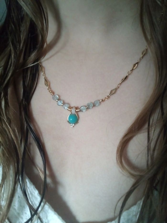 Parure collier et boucles d'oreilles en pierres semi précieuses