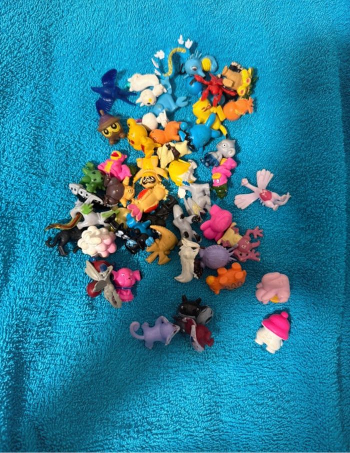 Lot de figurines Pokémon