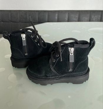 Bottines fourrées et zippé neumel ugg en cuir noir taille 22 neuve