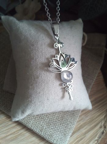 Collier en acier argenté et pierre de lune