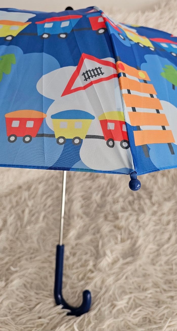 Magnifique parapluie 🌂 garçon motifs train 🚆 - photo numéro 3
