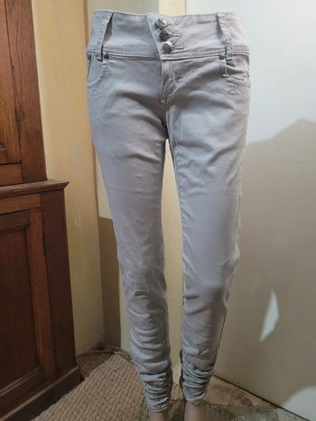 Pantalon beige, taille haute, bas plissé
