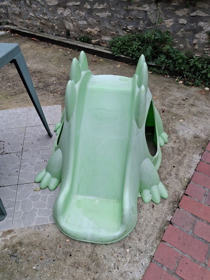 Toboggan en forme de dinosaure