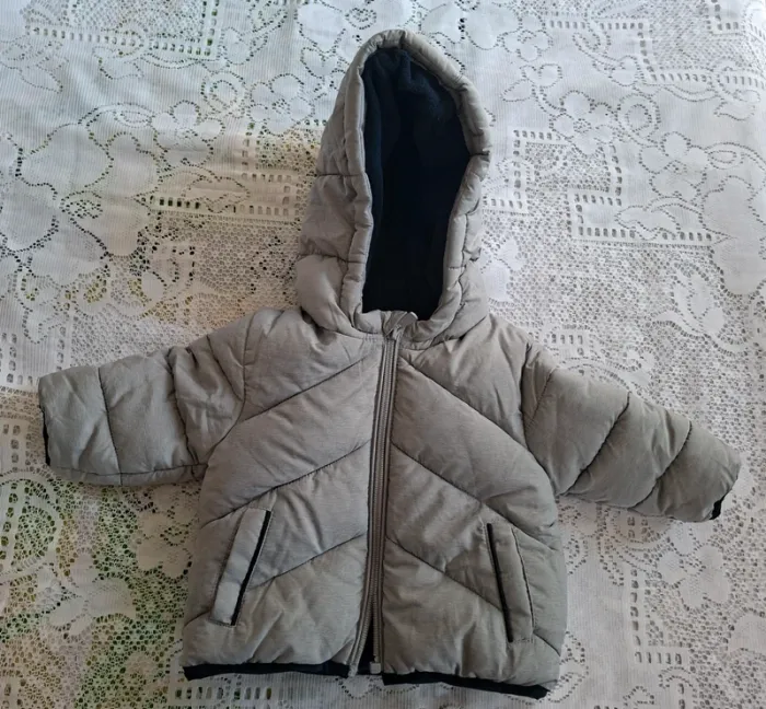 Doudoune grise enfant- chaude et légère pour l'hiver, kiabi, en très bon état, taille 6 mois - photo numéro 2