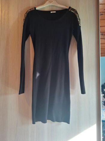 Robe noir collante