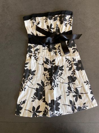 Robe bustier cocktail blanche à fleurs noires taille 38