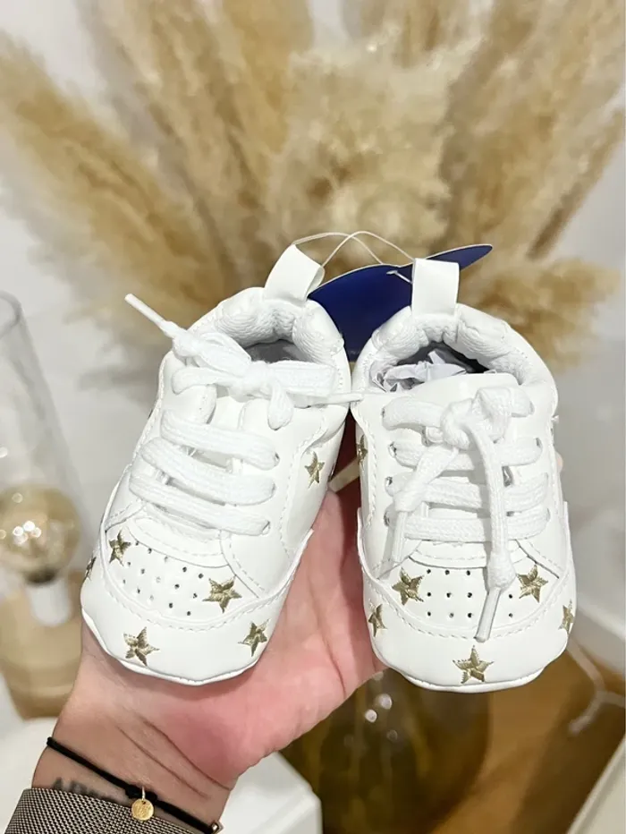 Baskets bébé blanc étoiles dorées taille 19 - photo numéro 2