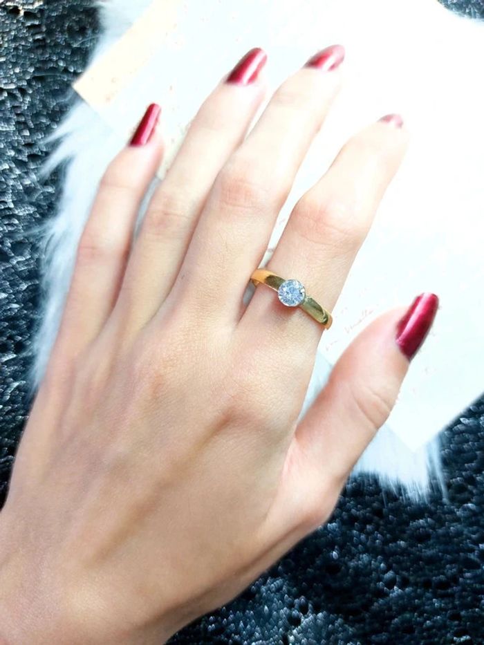 Magnifique bague discrète et raffinée. Pierre blanche. Ajustable - photo numéro 2