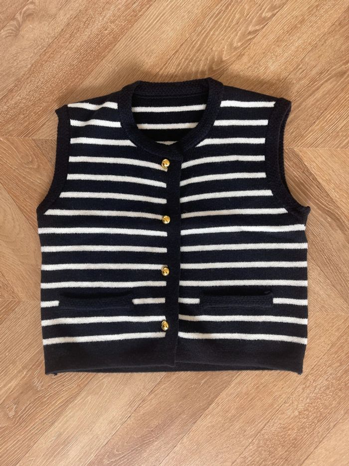 🌟 Gilet sans manches à rayures blanc et noir avec boutons dorés
