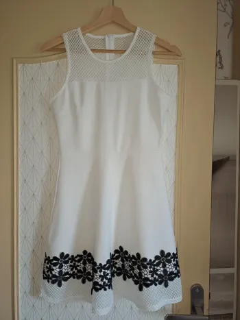 Superbe robe femme Tu taille 38/40 blanche et dentelle noire tbe comme neuve