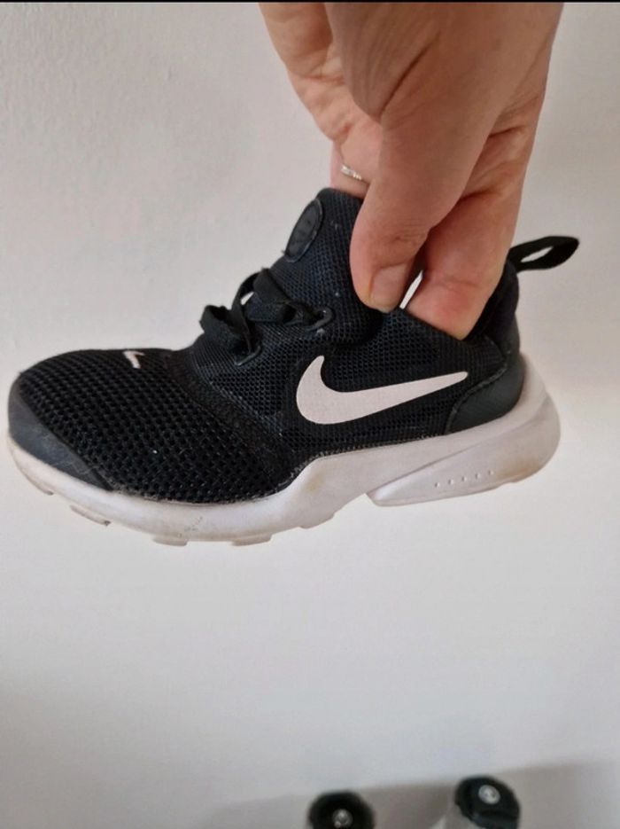 Baskets nike taille 25 - photo numéro 3