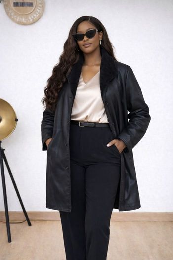 Manteau noir élégant avec col en fausse fourrure