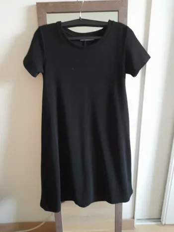  petite robe noire de la marque Gémo, parfaite pour un look simple et intemporel. 