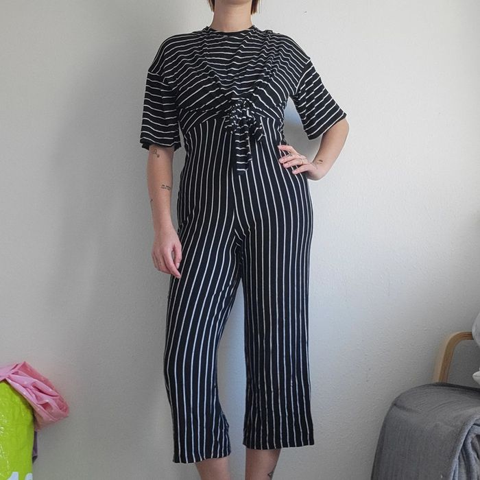 Combinaison à rayure noire et blanche