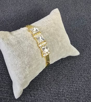 Bracelet jonc en métal doré avec grosse pierre blanche