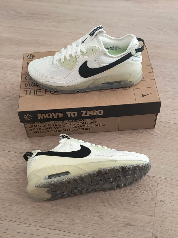 Baskets chaussures Nike air max neuves taille 40.5