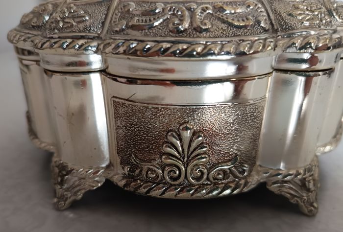 🍀Ancienne Grande boite à bijoux métal argenté ronde diamètre 17cm - photo numéro 8