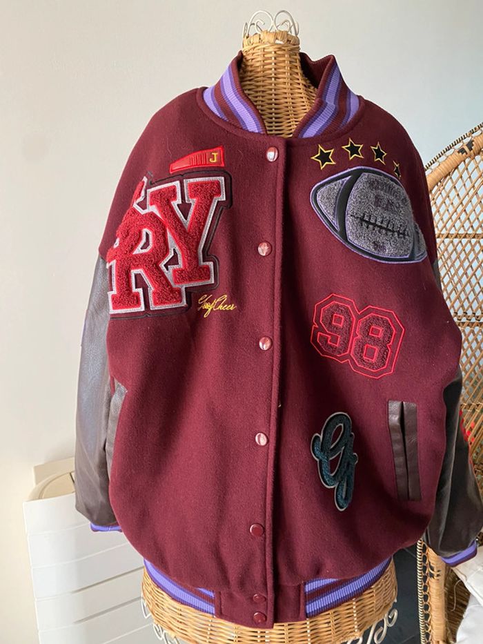 Blouson Teddy Bershka neuf avec étiquette taille XS bordeaux avec motifs - photo numéro 7