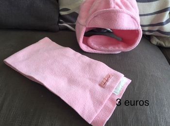 Bonnet et écharpe roses