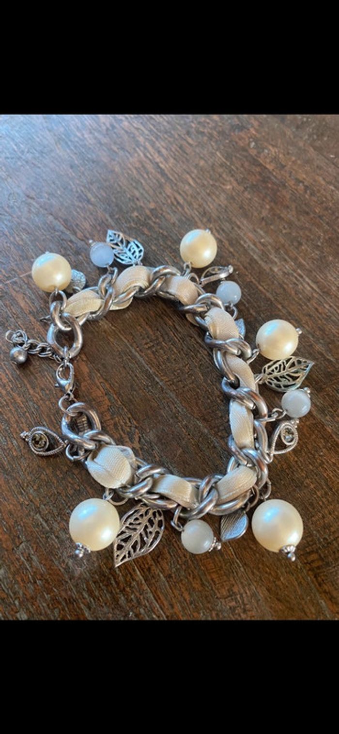 Magnifique bracelet avec strass, tissu, perles et feuilles - photo numéro 11