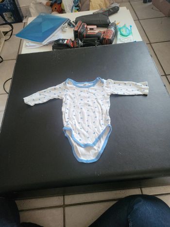 Body blanc avec étoile et bordure bleu 9M