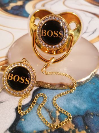 Tétine doré boss