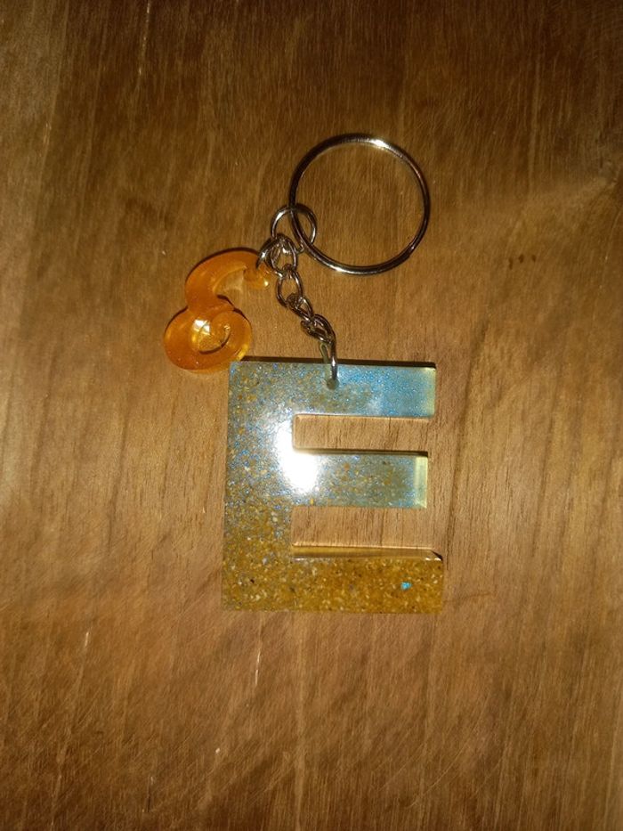 Porte.cle lettre E sable résine epoxy