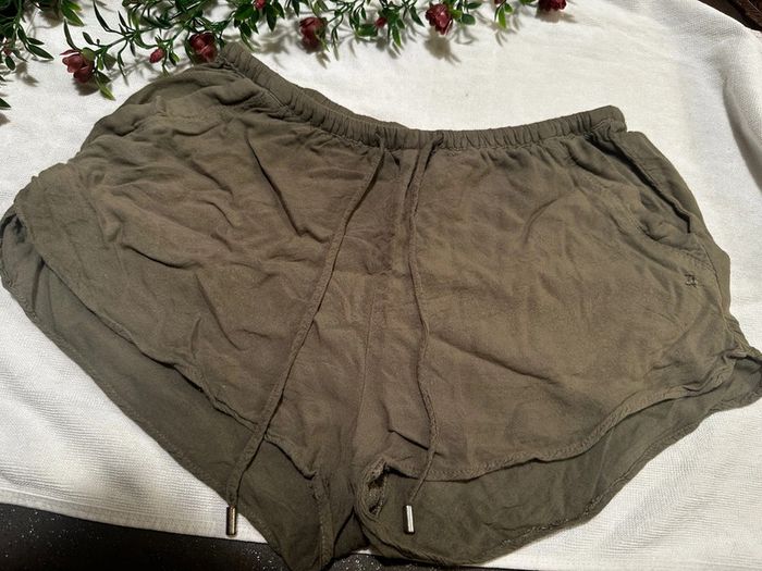Short kaki – H&M – Taille 36 💚 - photo numéro 2