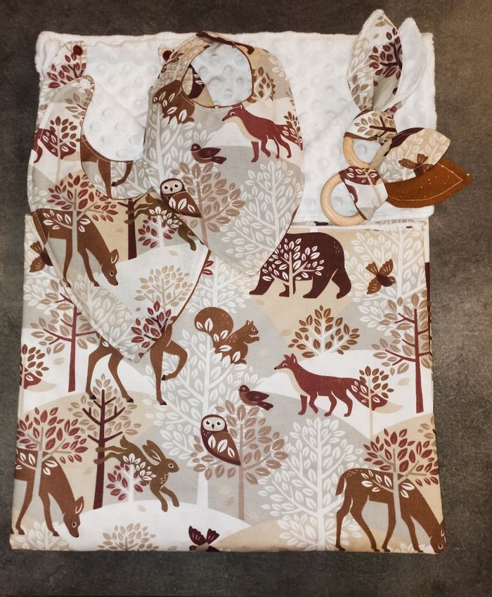 Coffret naissance, plaid, bavoir, anneau de dentition