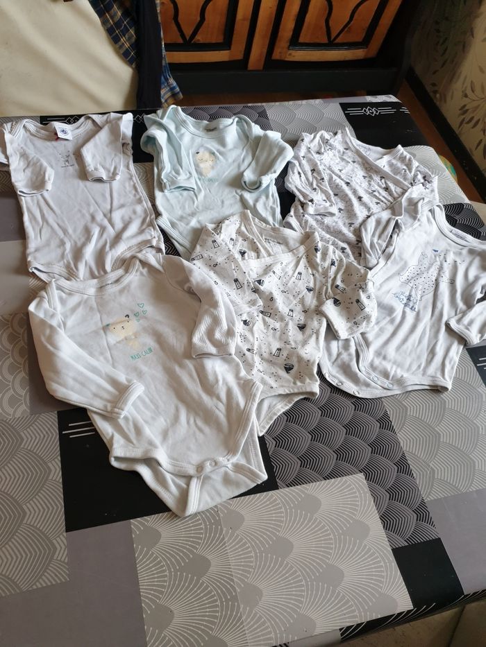 Lot Bodies 6mois - photo numéro 2