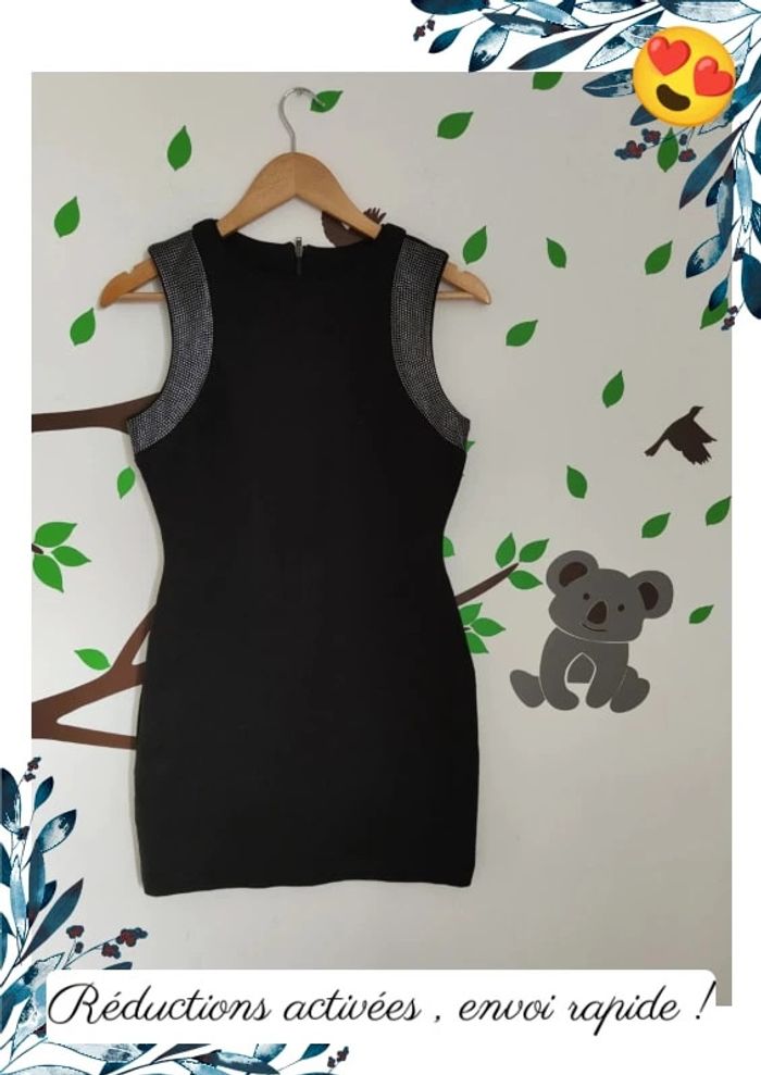 Robe noir, sobre et élégante