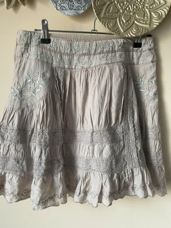 Jupe beige brodée