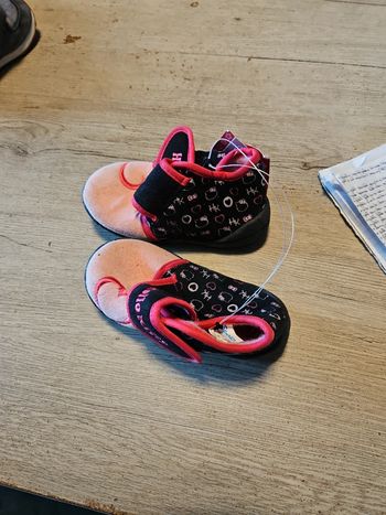 Paire de pantoufles d hiver rose/noir, Hello Kitty, 27, neuves