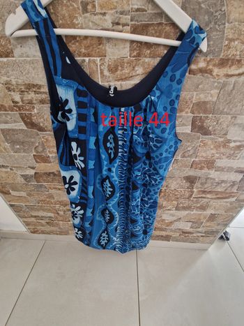 1 robe bleu motifs fleurs taille 44 marque Desigual