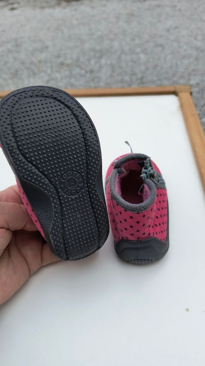 Chaussons rouge à pois vert fille taille 19 comme neuf - photo numéro 3