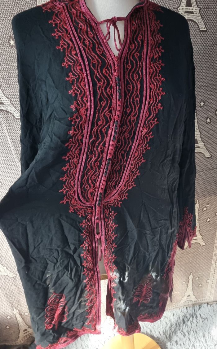 Robe noir à broderie taille 42-44 - photo numéro 3