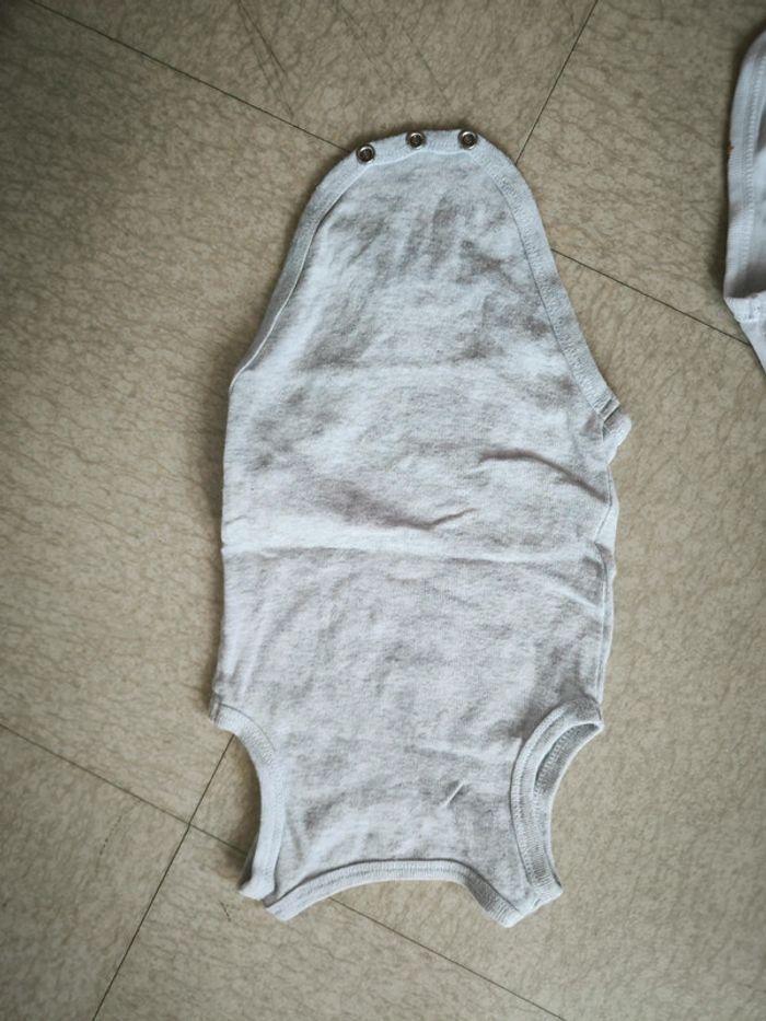 Lot de 2 bodies 3 mois - photo numéro 6