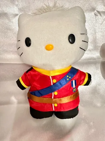 Peluche Hello Kitty – Uniforme royal (édition McDonald’s 2012)