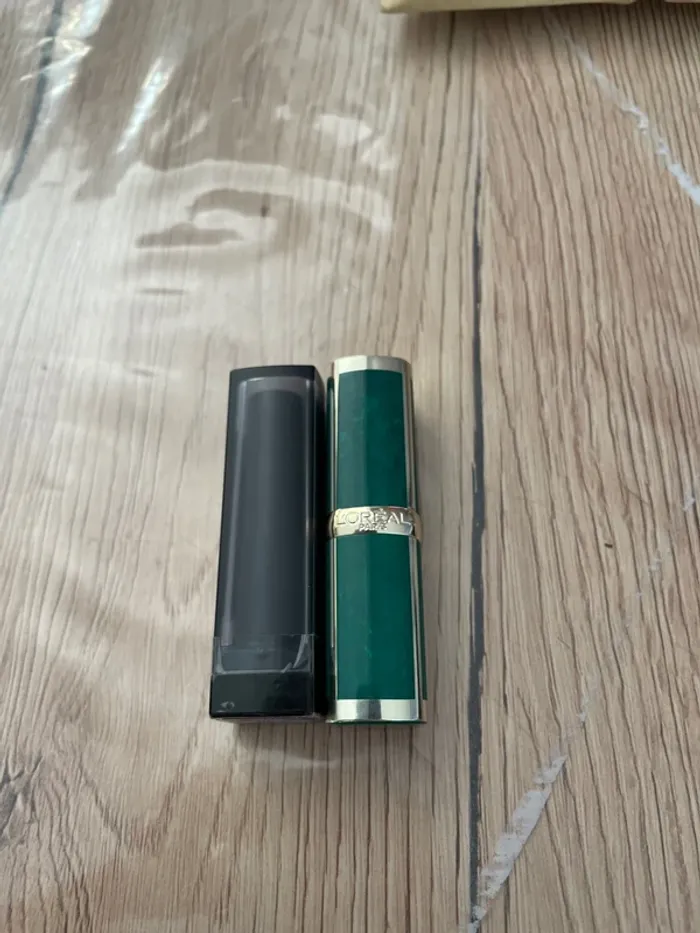 Lot de deux rouge à lèvres marron et violet n°12